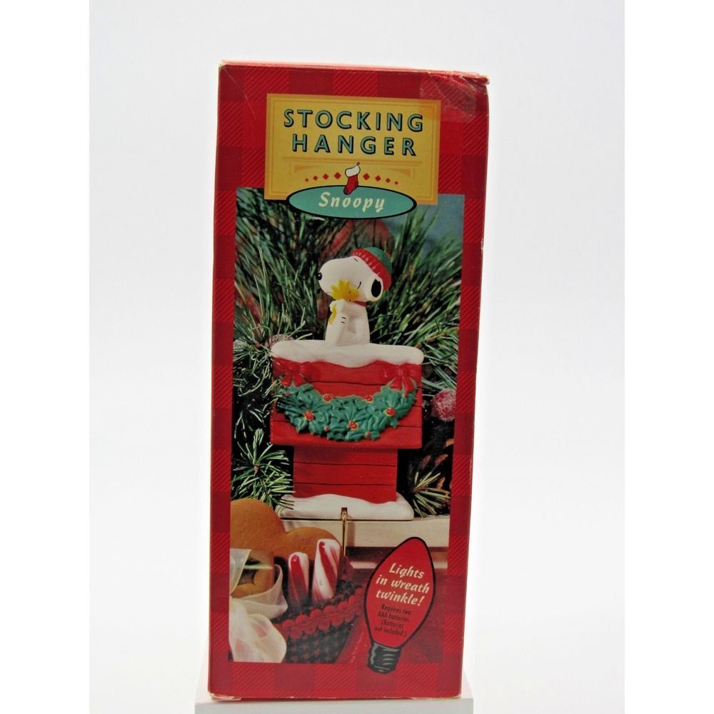 Vintage Hallmark Snoopy Stocking Hanger Twinkling Lights in a Wreath Woodstock